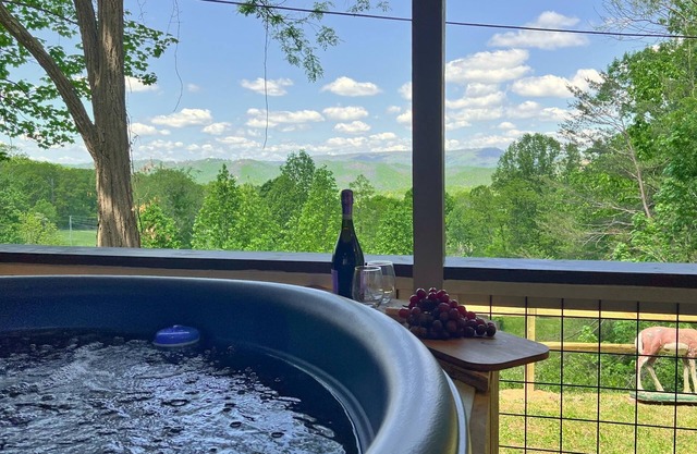 Black Bear Acres, 2-bedroom cabin + hot tub & amazing views!