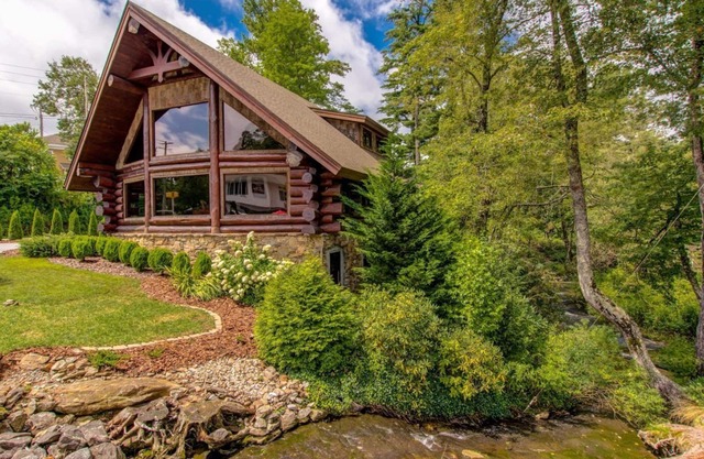 Black Bear Downtown - Magnificent Walk to Town log home bordering Mill Creek just a block from Main Street