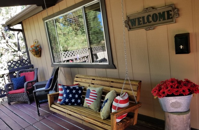 Black Bear Lodge - Cozy and Modern Cabin in Quiet Munds Park Neighborhood