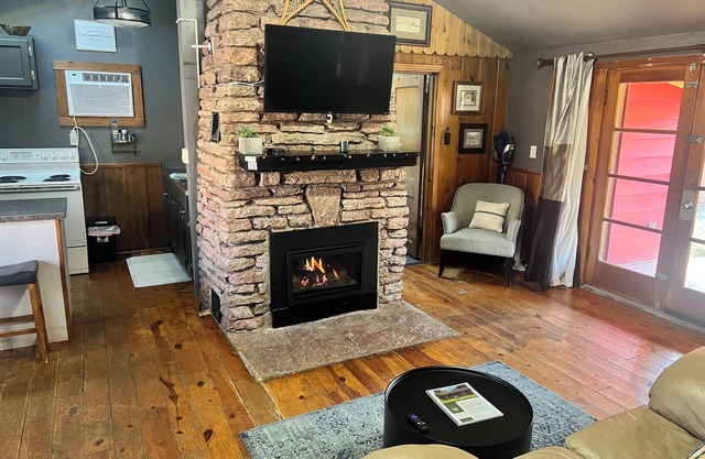 BLACK HILLS BASE CAMP! 1940s-era cabin. Sleeps 4-5 people. Walk to Canyon Lake.