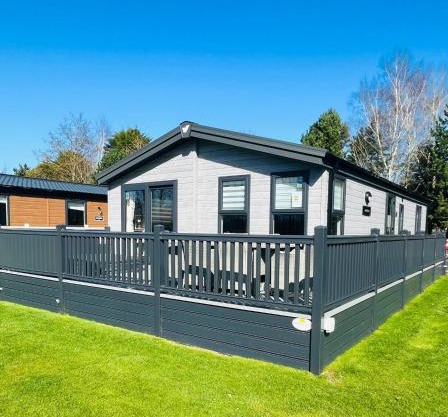 Black Moorhen Lodge with Hot Tub