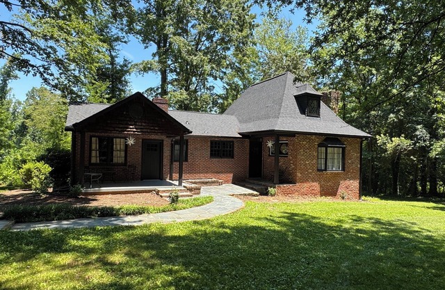 Black Rose: A uniquely charming vintage 3 bedroom home