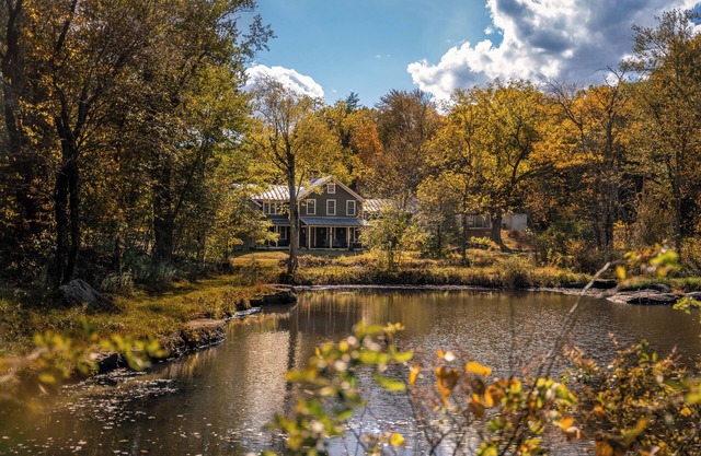 Black Walnut Tree Farm: Farmhouse on 50 Acres