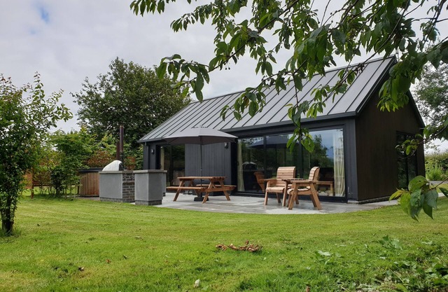 BLACKCAP, romantic, character holiday cottage in Bishop Wilton