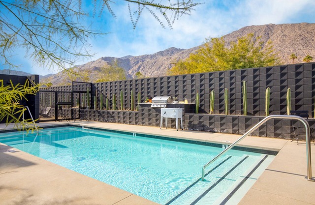 Blackhaus C15 by AvantStay | Modern Room + Pool