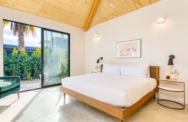 Blackhaus D20 by AvantStay | Modern Room + Pool