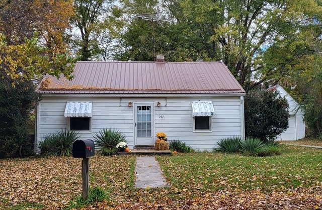 Blacksburg Oasis! 3BR House! 5 Beds! Easy walk to town/Stadium! Big Yard! Lovely