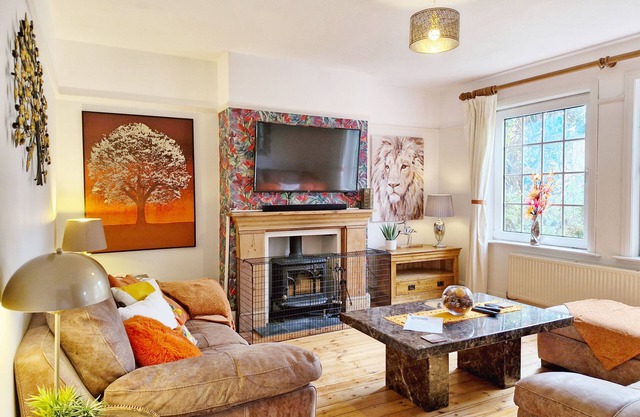 Blacksmiths Cottage - a cottage that sleeps 9 guests in 4 bedrooms