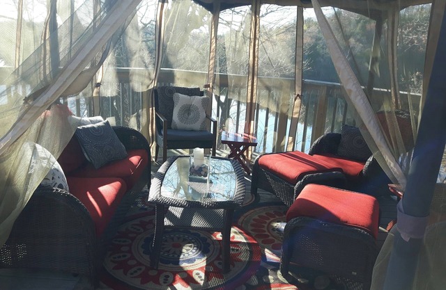 Blackstone's Lakeside retreat- tranquility and relaxation await!