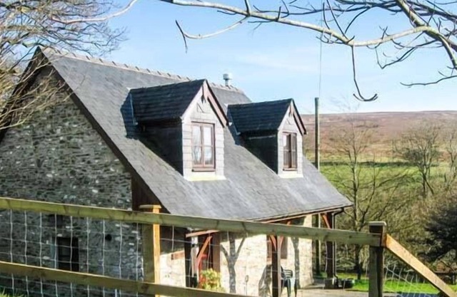 BLAENDYFFRYN FACH, pet friendly, country holiday cottage in Llanllwni