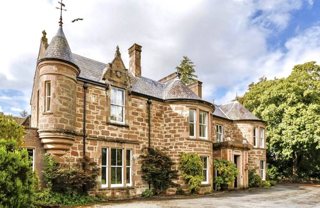 Blairgowrie Manor - Fifteen Bedroom Villa, Sleeps 33