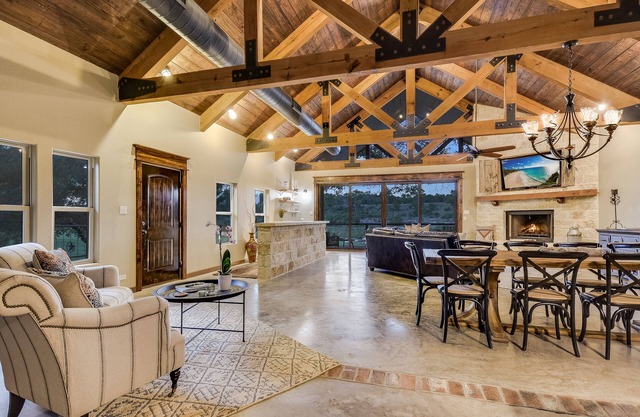 Blanco River, Beautiful Valley, 6 Acres, Sleeps 11, Pool & Hot Tub.