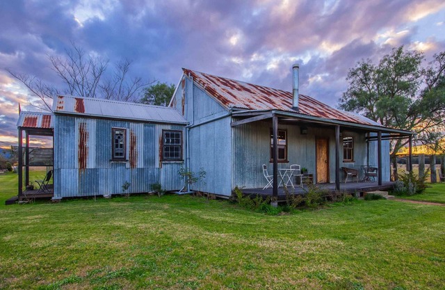 Blaxland's Cottage - Historic 2 bedroom cottage with vineyard surrounds and mountain views