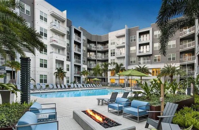 Bleecker 1-110 · Luxury King Suite - Pool - Gym - FREE parking - L