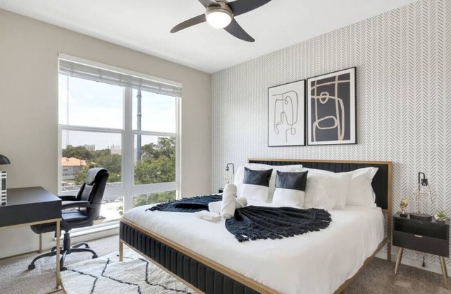 Bleecker 1-431 · Luxury King Suite - Pool - Gym - FREE parking - J