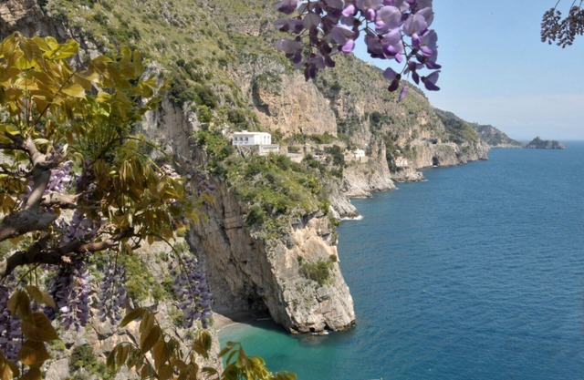 Blessed villa directly on the sea.