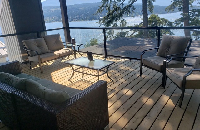 Blind Bay Lakeside Shuswap House Private Beach Swim Platform Buoy Acreage Views
