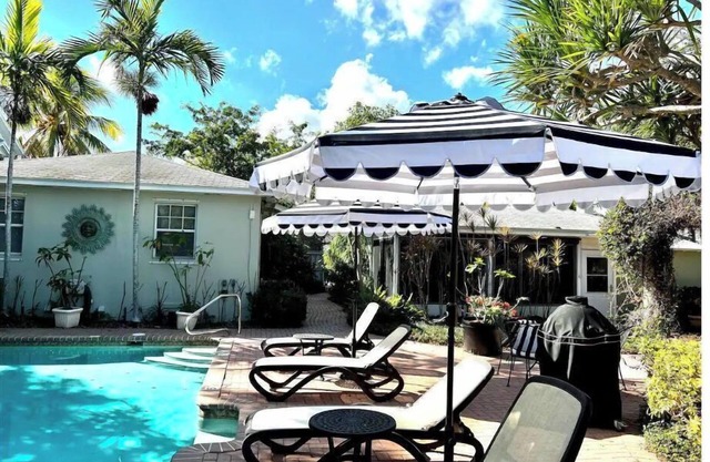 Bliss Pool Villa 3 - Walk to Beach & Downtown