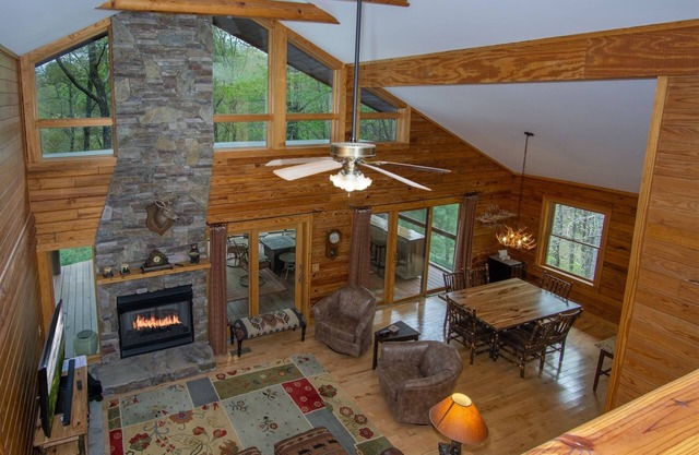 Blissful Bear Log Cabin, community pool, hiking trails, golf course, lakes