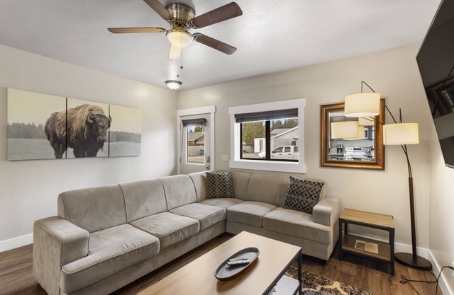 Blocks from the National Park- Yellowstone Hideaway Unit A