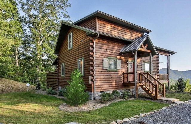 Blue Bear Cabin Beautiful Mtn views, gated, 2 b/r sleeps 4 Hot tub + loft