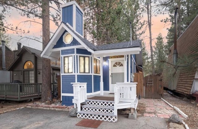 Blue Bear Cottage-2 Bedroom Cabin with hot tub