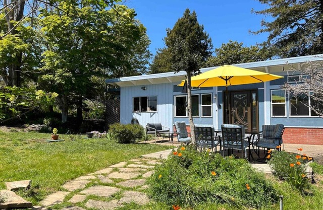Blue Beauty - Sunny Garden, Walk to local beaches!