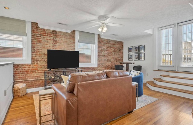 Blue Bella a Downtown Maryville Loft