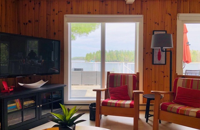 Blue Bliss Cottage with Separate Boat House Accommodations on Lake Muskoka 4b/2b