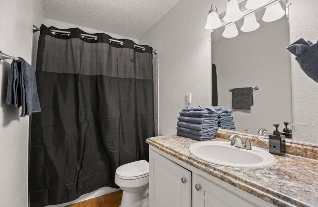 Blue Brentwood Suite! | Close to DTX and 6th!