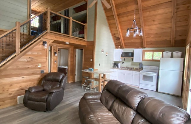 Blue Bungalow on Lake Winter 4 seasons of family fun: Fish/ATV/Snowmobile/Relax