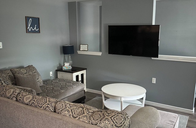 Blue Door upper apartment with King Bed