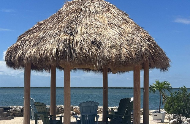 Blue Fish Point: Tranquil, Luxurious Waterfront Oasis, Amazing Sunsets, Pool, Tikis, Dock & Dogs OK!