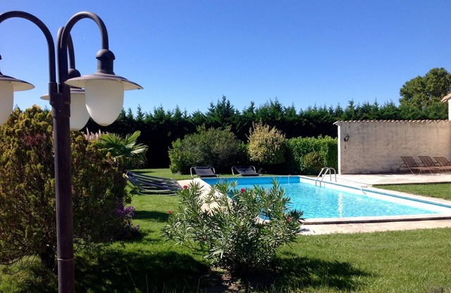 Blue gite in Provence under century-old plane trees at the foot of the Luberon.