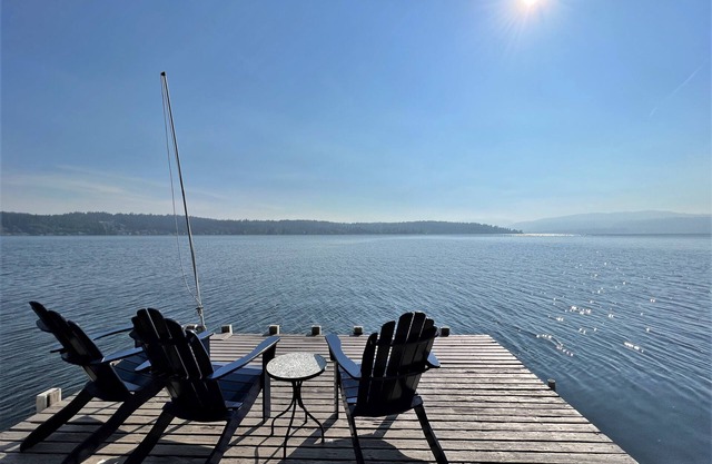 Blue Heron Lakehouse: Spectacular Luxury Waterfront Home on Lake Sammamish