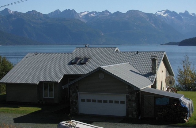 Blue Heron luxury home, across from beach, fire pit, gourmet kitchen, large yard