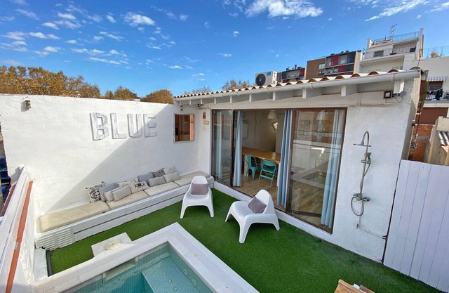 Blue house. House with private pool. Next to the beach