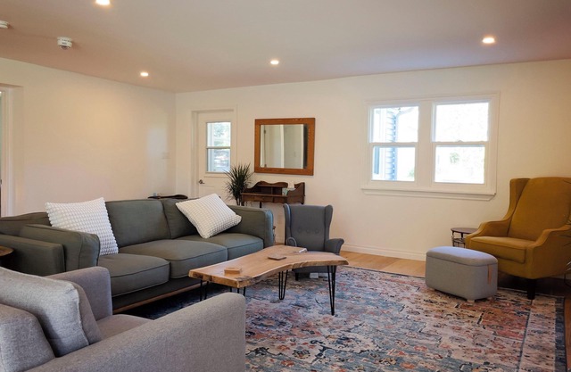 Blue House on Kelly - 10 Minutes from the Sandbanks Provincial Park!