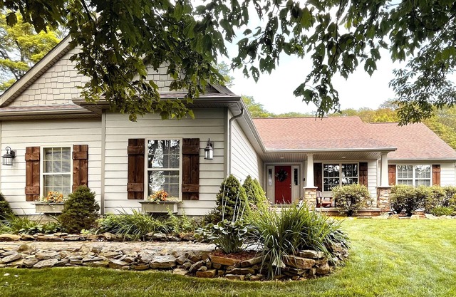 Blue Jay's Nest- Private Fern Mountain home. Minutes to ski resorts and Parks.