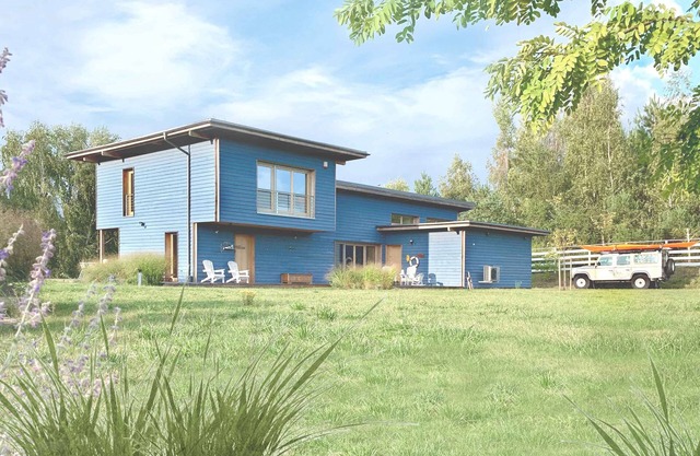 Blue Lakehouse for 12 people (50 m from the lake) with lake sauna