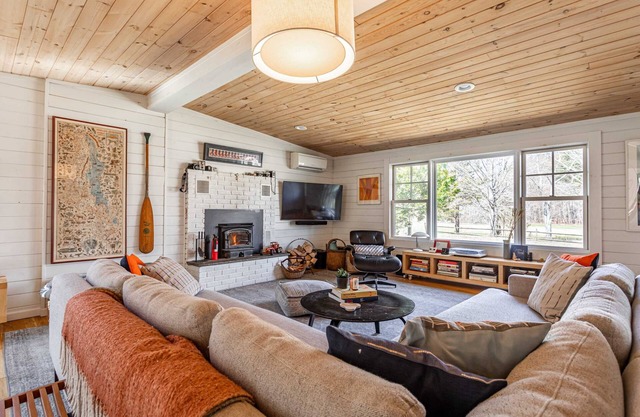 Blue Mountain Cabin - Saugerties Gem with Hot Tub