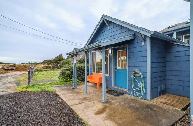 Blue Octopus #5 Personal Beach Cabin. Ocean View.