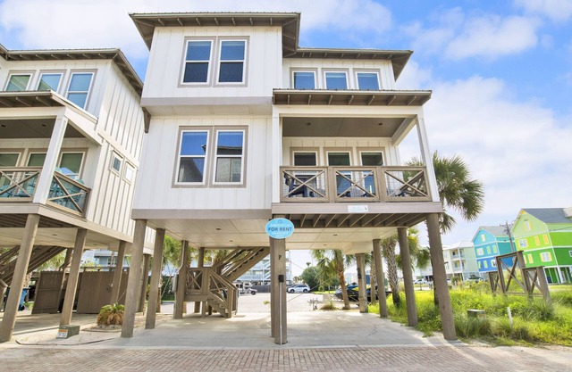 Blue Paradise ~ Outdoor Pool, Beach Access + $400 in FREE Activities Daily ~ Zoo/Parasailing + More