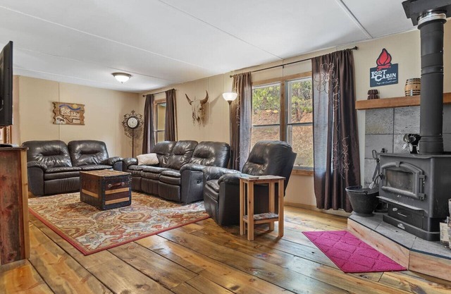 Blue Pine Retreat! Hot Tub! Pet-friendly! Views!