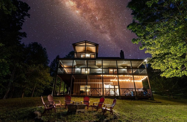 Blue Ridge Mountain Cabin, Hot Tub and Pool Table!