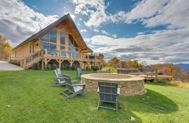 Blue Ridge Mountain-View Cabin w/Hot Tub & Deck!