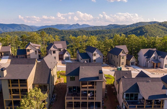 Blue Ridge Sanctuary at Blue Ridge Mountain Club - hot tub, 3 king suites and great views!
