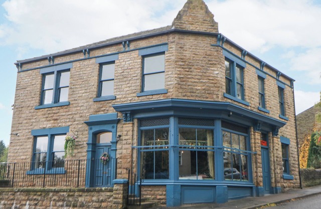 BLUE RON'S, pet friendly, with hot tub in New Mills