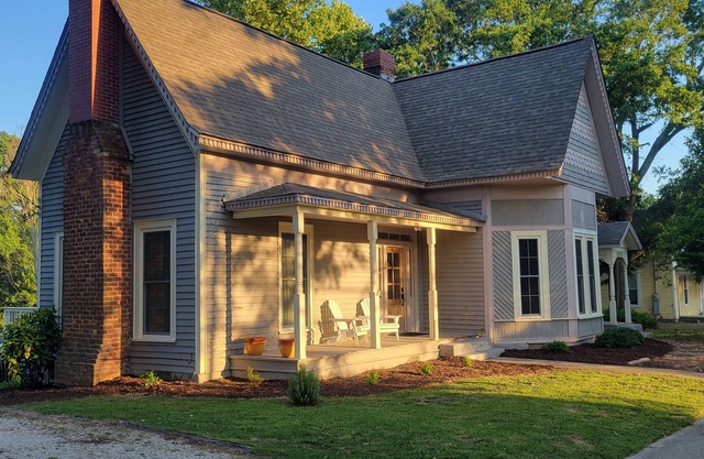 Blue Rose Bungalow: Downtown vibe w/1896 charm. Lake Life. Gym. Kitchen. Parking