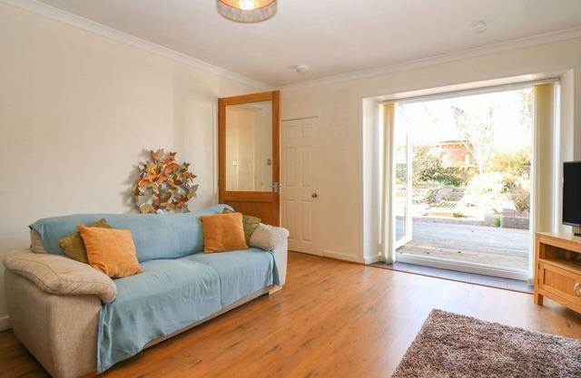 BLUE SKIES COTTAGE, pet friendly, country holiday cottage in Arbroath